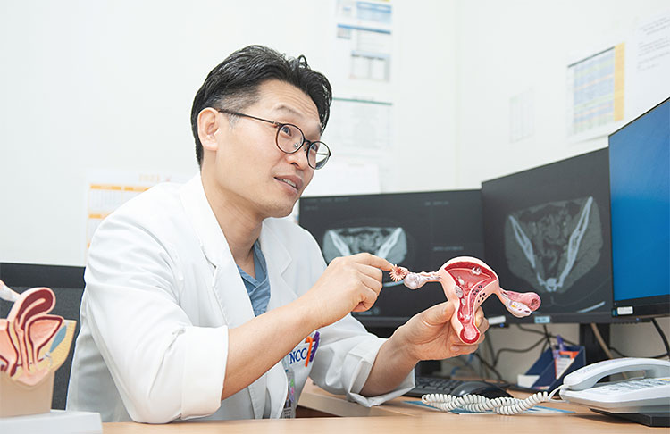 임명철 국립암센터 교수
경희대 의대 학·석·박사, 
현 국립암센터 자궁난소암센터 전문의, 현 대한암학회 이사, 
전 대한부인종양학회 학술위원 사진 국립암센터