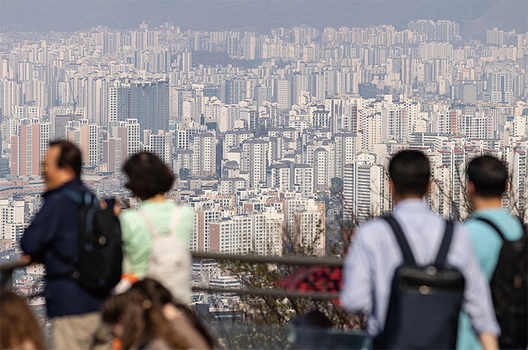 서울 남산에서 바라본 아파트 단지. 사진 뉴스1