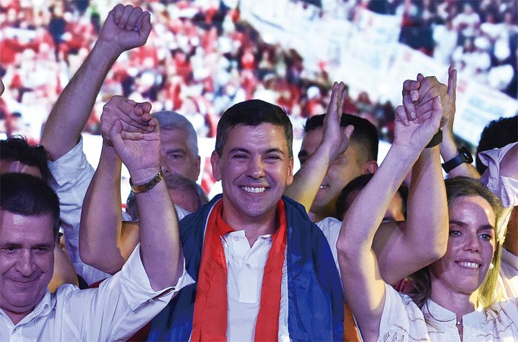 콜로라도당 지지자들이 4월 24일 파라과이 아순시온에서 열린 정치 집회에 참석해 환호하고 있다. 사진 AP연합