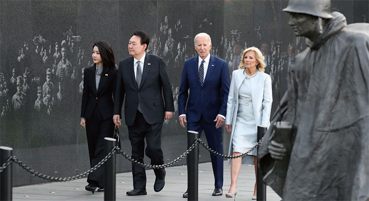 미국을 국빈 방문한 윤석열 대통령과 김건희 여사가 4월 25일(현지시각) 워싱턴D.C. 한국전 참전용사 기념공원에서 조 바이든 미국 대통령 내외와 함께 참배하고 있다. 사진 연합뉴스
