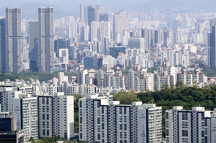 서울 남산 전망대에서 바라본 아파트 단지. 사진 뉴스1
