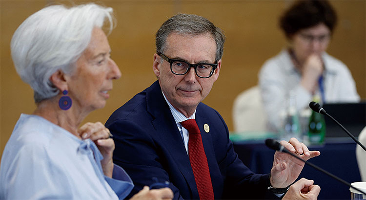 크리스틴 라가르드(왼쪽) 유럽중앙은행(ECB) 총재가 각국 재무장관들과 통화정책 
회의에서 이야기를 나누고 있다. 사진 로이터연합