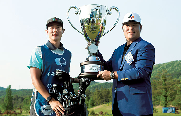 임성재(오른쪽) 프로 골프 선수가 한국프로골프(KPGA) 코리안투어 우리금융 챔피언십에서 우승한 뒤 임시 캐디 김규태 코치와 함께 우승컵을 
들어보이고 있다. 사진 KPGA