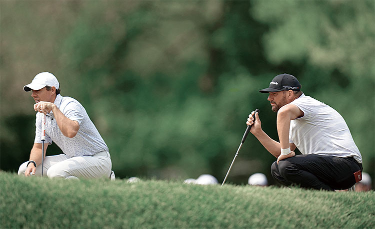 PGA챔피언십 파이널 라운드에서 마이클 블록(오른쪽)이 슈퍼스타 로리 매킬로이와 나란히 4번 그린에서 
퍼팅 준비를 하고 있다. 사진 로이터연합