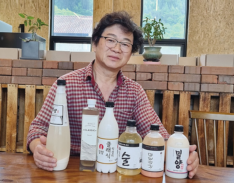 밀양클래식술도가 박종대 대표가 제품들을 소개하고 있다. 사진 박순욱 기자
