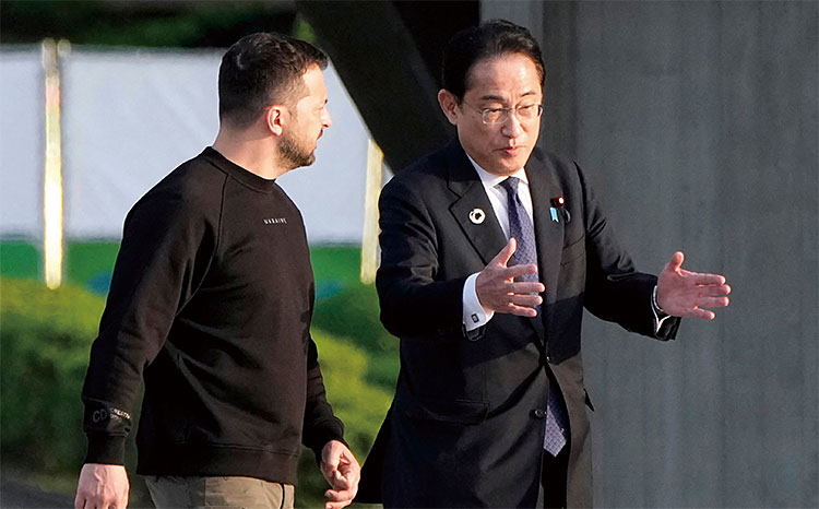 기시다 후미오(오른쪽) 일본 총리가 볼로디미르 젤렌스키 우크라이나 대통령을 안내하고 있다. 사진 AFP연합