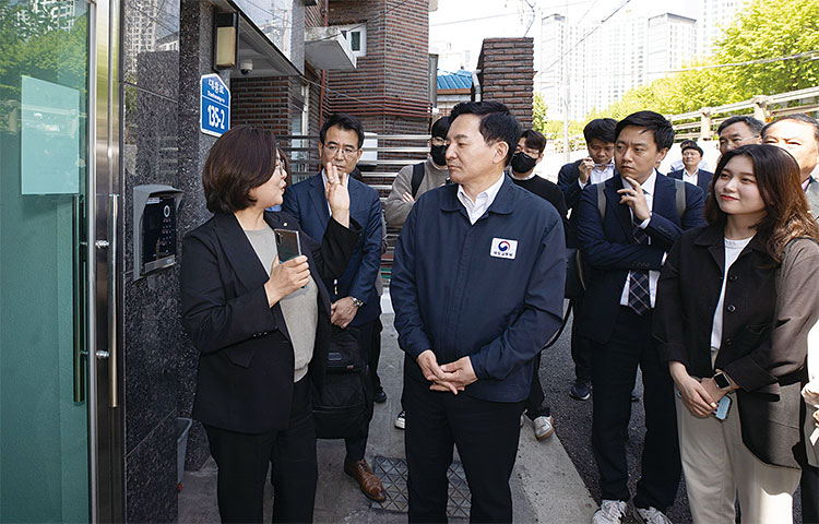 원희룡 국토교통부 장관이 지난 5월 신촌 대학가 인근 주택을 방문해 월세 및 관리비를 점검하고 있다. 사진 뉴스1