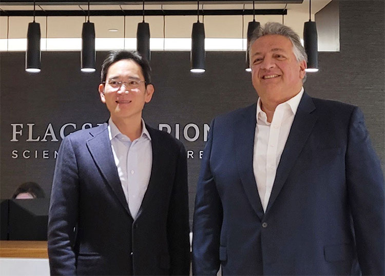 이재용(왼쪽) 삼성전자 회장이 2021년 11월 미국 플래그십파이어니어링 본사를 찾아 누바 아페얀 회장과 바이오산업 동향을 논의했다. 사진 뉴스1