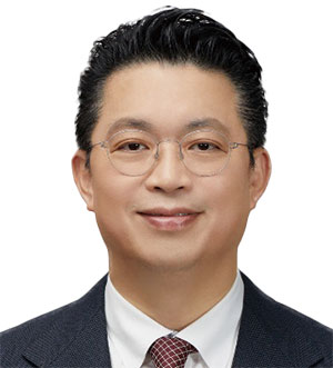 윤지호 이베스트투자증권 리테일사업부 대표
전 이베스트투자증권 
리서치센터장, 전 한화증권 
투자분석 팀장, ‘주식의 시대, 투자의 자세’ 저자