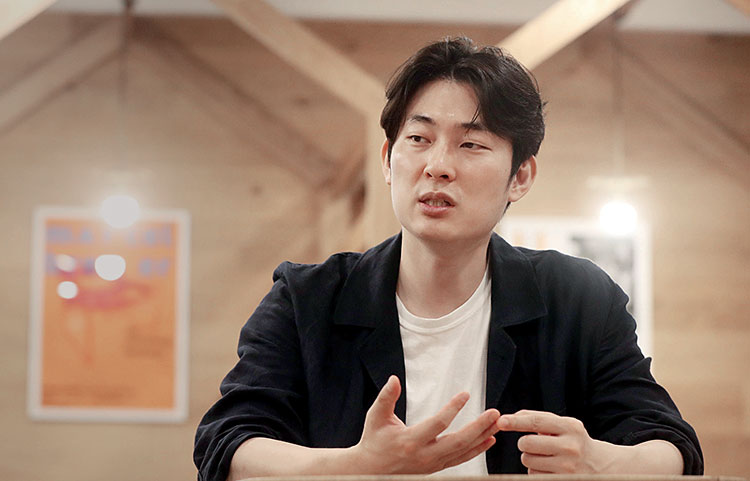 김동환 원더프레임 대표
연세대 화학,
세명대 저널리즘대학원 석사,
전 코인데스크코리아 기자,
전 블리츠랩스 이사
가상자산 전문 컨설팅 업체 원더프레임의 김동환 대표는 “쉬운 방법으로 고수익을 올릴 수 있다고 꼬드기는 가상자산 업체가 있다면 사기를 의심해 볼 만하다”며 “연수익 15% 이상을 기준으로 두는 편이 안전하다”고 조언했다. 사진 조선비즈 DB