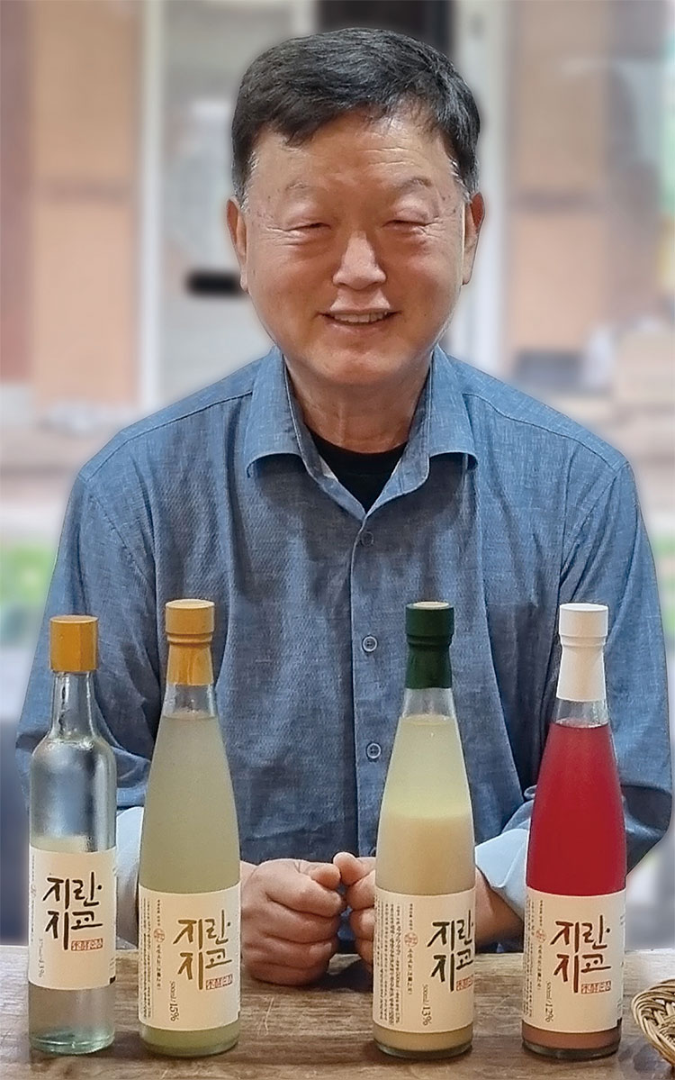 임숙주 친구들의술 대표가 자사 전통주 ‘지란지교’를 소개하고 있다. 왼쪽부터 지란지교 소주, 지란지교 약주, 지란지교 탁주, 지란지교 무화과 탁주. 
사진 박순욱 기자