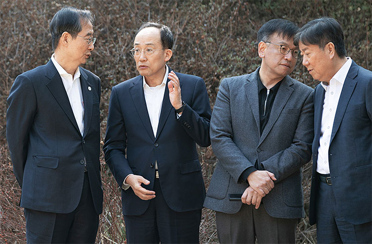 왼쪽부터 한덕수 국무총리와 추경호 경제부총리 겸 기재부 장관, 최상목 경제수석, 김대기 비서실장이 3월 19일 오후 서울 종로구 삼청동 총리공관에서 열린 고위당정협의회에 앞서 대화하고 있다. 이들은 모두 기재부 출신이다. 사진 뉴스1