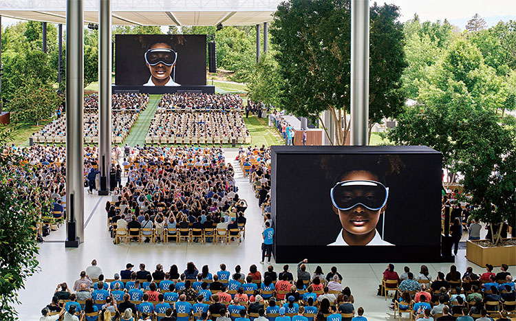 6월 5일(현지시각) 미국 캘리포니아주 쿠퍼티노 애플 파크에서 열린 세계개발자콘퍼런스(WWDC)에서 애플 신제품 확장현실(XR) 디바이스 ‘비전 프로’가 공개됐다. 사진 애플