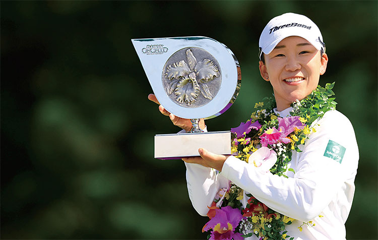 지난해 팔꿈치 수술을 받은 
신지애는 올 시즌 JLPGA 투어 개막전 다이킨 오키드 레이디스 골프 토너먼트에서 정상에 올랐다. 사진 KPS