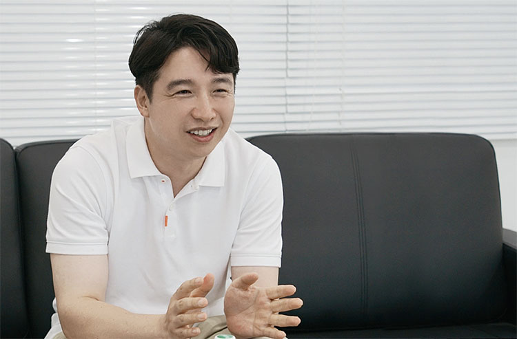 정문섭 제이씨어패럴 최고경영자(CEO)
성균관대 경영학 중퇴,
전 미래에셋 자산운용팀 펀드매니저,
전 엠티스타일 CEO, 전 제이스패션 CEO 사진 카페24