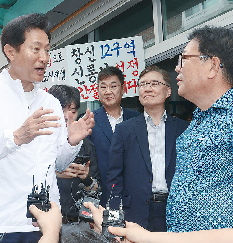 오세훈(왼쪽) 서울시장이 7월 5일 오전 서울 종로구 창신동 신속통합기획구역 일대를 방문해 지역 주민의 애로 사항을 듣고 있다. 사진 연합뉴스