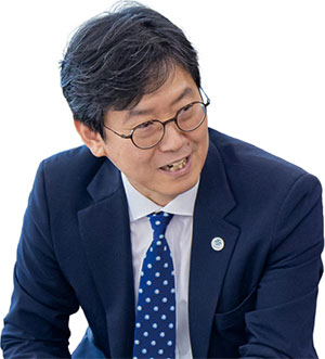 김종덕 한국해양수산개발원(KMI) 원장
서울대 농공학 학·석사, 일본대 해양건축공학 박사, 현 한국해양재단 이사, 현 대통령소속
농어업농어촌특별위원회 위원, 전 KMI
기획조정본부장·정책동향연구본부장·연구부원장
김종덕 한국해양수산개발원(KMI) 원장이 8월 1일 인터뷰에서 한국의 블루 이코노미 추진 전략 등을 설명하고 있다. 사진 KMI
