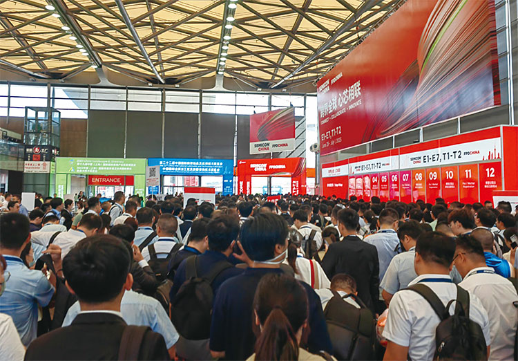 올해 6월 29일부터 7월 1일까지 중국 상하이에서 열린 
세미콘 차이나 전시장이 방문객들로 북적이고 있다. 사진 김정웅