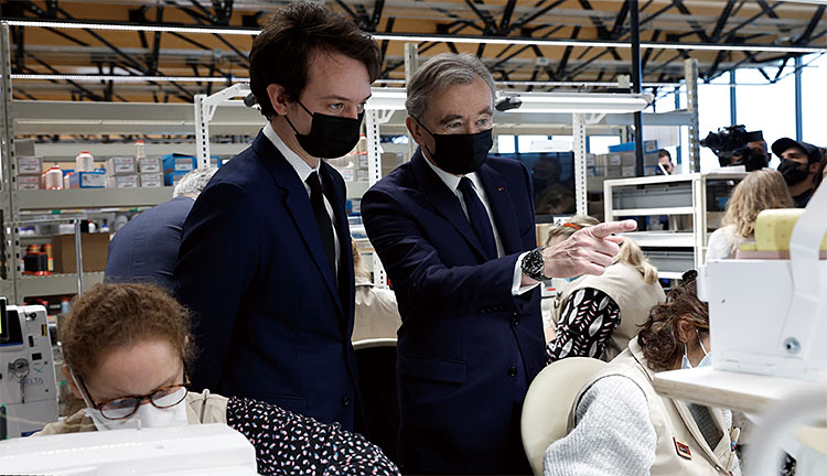 베르나르 아르노(오른쪽) LVMH 회장이 명품 시계 브랜드 태그호이어의 CEO이자 넷째 아들 프레데릭 아르노와 현장을 둘러보고 있다. 사진 로이터연합