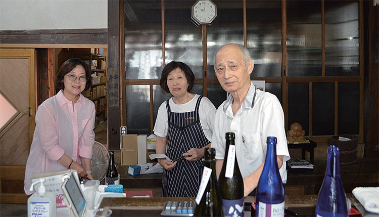 야치요주조의
카바 쿠미코(가운데) 사장이 한국인 방문객들에게 제품 설명을 하고 있다. 사진 정구형 여행 작가