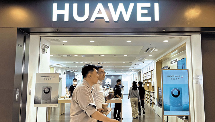 7나노 반도체를 탑재한 스마트폰 ‘메이트 60 프로’를 판매 중인 중국 베이징의 화웨이 매장. 사진 로이터연합