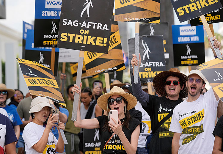 미국 배우·방송인 노동조합(SAG-AFTRA)의 시위 모습. 사진 AP연합