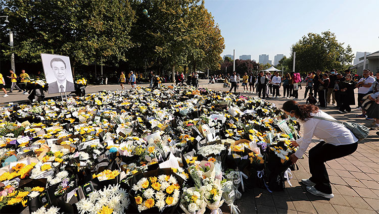 리커창 전 중국 총리가 당위원회 서기를 지낸 허난성의 주민들이 10월 29일 정저우에 있는 지정된 장소에서 그를 추모하고 있다. 사진 AP연합