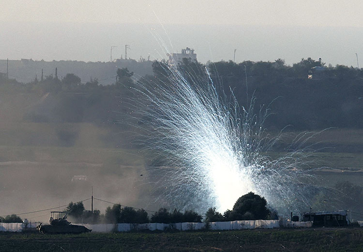 10월 30일 이스라엘과 팔레스타인 무장 세력 하마스 간의 전투가 계속되는 가운데 
가자 지구 북부에서 이스라엘의 포격으로 연기가 피어 오르고 있다. 사진 AFP연합