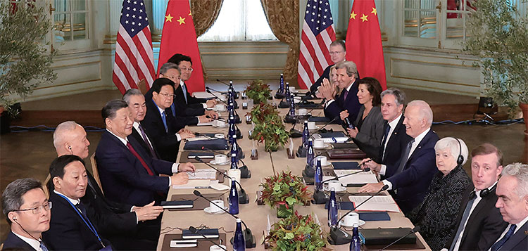 조 바이든 미국 대통령이 11월 15일 캘리포니아주 우드사이드 파이롤리 에스테이트에서 시진핑 중국 국가주석과 회담하고 있다. 이날 회담에서는 재닛 옐런 미 재무 장관, 왕이 중국 외교부장 등 양국 당국자 12명씩 총 24명이 배석했다. 사진 UPI연합