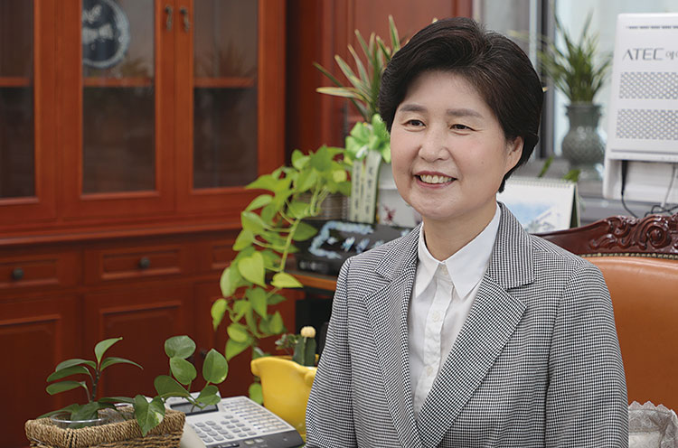 백혜련 정무위원회 위원장
고려대 사회학, 제39회 사법시험 합격,
전 수원지검 검사, 전 서울중앙지검 형사
8부 검사, 전 대구지검 형사3부 수석검사,
제18대 대선 문재인 캠프 반부패특별위원회 위원, 20~21대 국회의원, 21대 국회
전반기 법제사법위원회 간사,
21대 국회 후반기 정무위원회 위원장 사진 백혜련 의원실