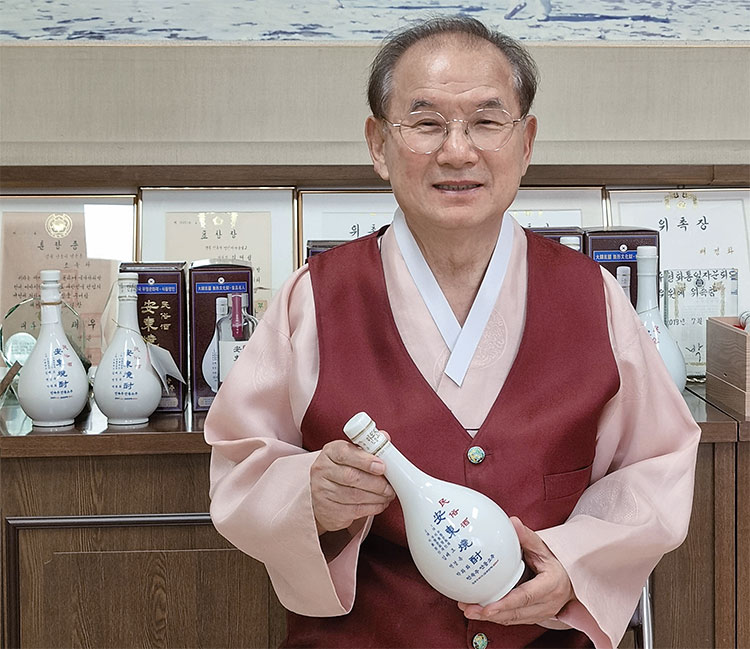 김연박 민속주 안동소주 대표가
자사 제품인 민속주 안동소주를 
소개하고 있다. 사진 박순욱 기자