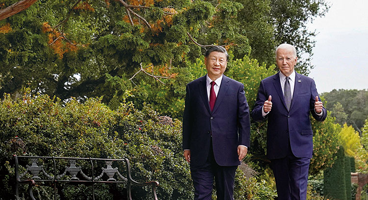 조 바이든(오른쪽) 미국 대통령과 시진핑 중국 국가주석이 
11월 15일 캘리포니아주 우드사이드 파이올리 에스테이트에서 
정상회담 후 정원을 산책하고 있다. 사진 뉴스1·로이터