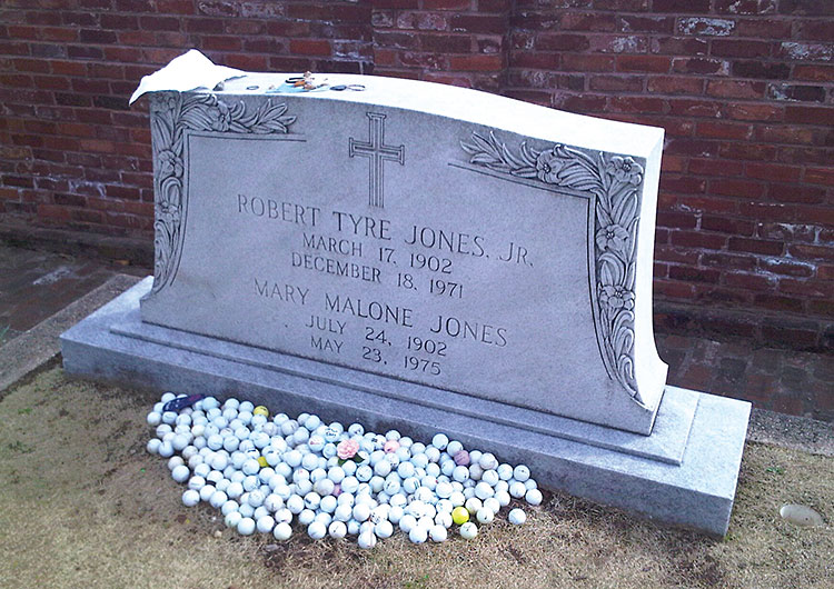 애틀랜타의 오클랜드 묘지에 있는 보비 존스의 무덤, 
퍼팅 그린, 골프공, 기념품들. 사진 위키피디아
