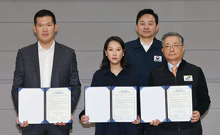 원희룡(뒷줄) 국토교통부 장관이 11월 28일 인천 LH 검단사업단에서 AA13블록 입주자 대상 보상 합의서에 서명한 허윤홍(앞줄 왼쪽부터) GS건설 대표, 정혜민 인천 검단 AA13블럭 입주예정자협의회장, 이한준 LH 사장과 기념 촬영을 하고 있다. 사진 국토부