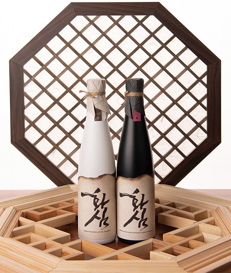화심주조 군쌀 소주(왼쪽)와 군고구마 소주. 사진 화심주조