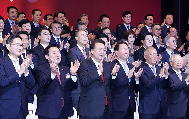 1월 2일 서울 여의도 중소기업중앙회에서 열린 2024년 경제계 신년 인사회에 참석한 윤석열 대통령과 경제계 인사들이 손뼉 치고 있다. 사진 연합뉴스