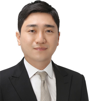 배태준 변호사
서울대 법학, 조지타운대 로스쿨 LLM,
현 변호사(대한민국/미국 뉴욕주),
전 김앤장 법률사무소 근무, 전 미국연방
거래위원회(FTC) 인턴십 수료, 전 법무법인 위어드바이즈 근무, 전 법무법인 세종 근무
사진 배태준
