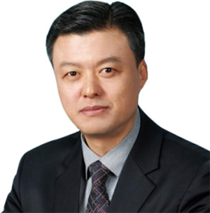 남동우 한화오션 특수선사업부 고문
해군사관학교 41기, 
서울대 해양학 석사, 
한국해양대 정책학 박사, 
전 율곡 이이함 함장, 
전 해군 제7기동전단장, 
전 방위사업청 무기체계
계약부장, 전 해군본부 
전력분석시험평가단장 사진 한화오션