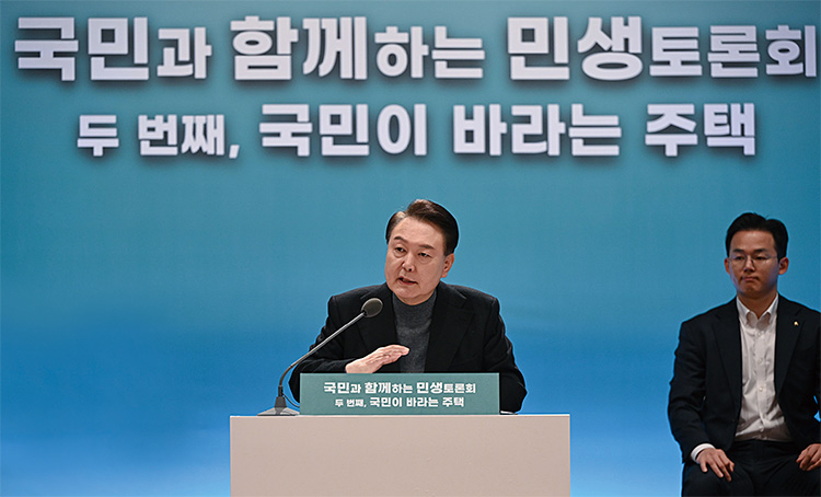 윤석열 대통령이 
1월 10일 경기 고양시 일산동구 고양아람누리에서 열린 ‘국민과 함께하는 민생토론회-국민이 바라는 주택’ 행사에서 발언하고 있다. 사진 뉴스1