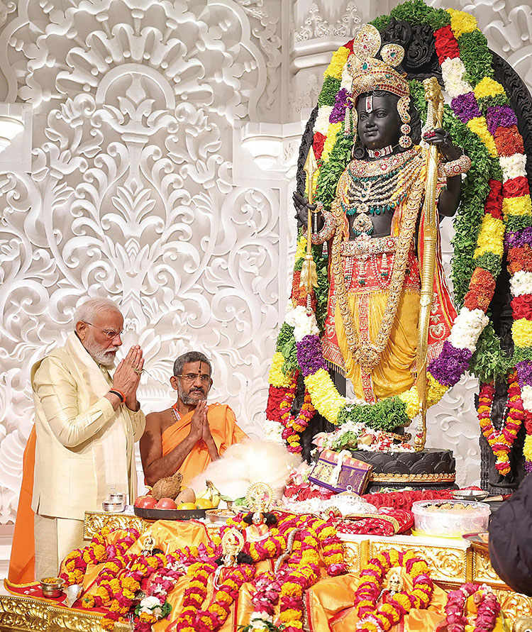 1월 22일 아요디아 힌두교 사원 축성식에 참가한 나렌드라 모디 인도 총리가 신상 앞에서 기도하고 있다. 사진 인도 공보부·AFP연합