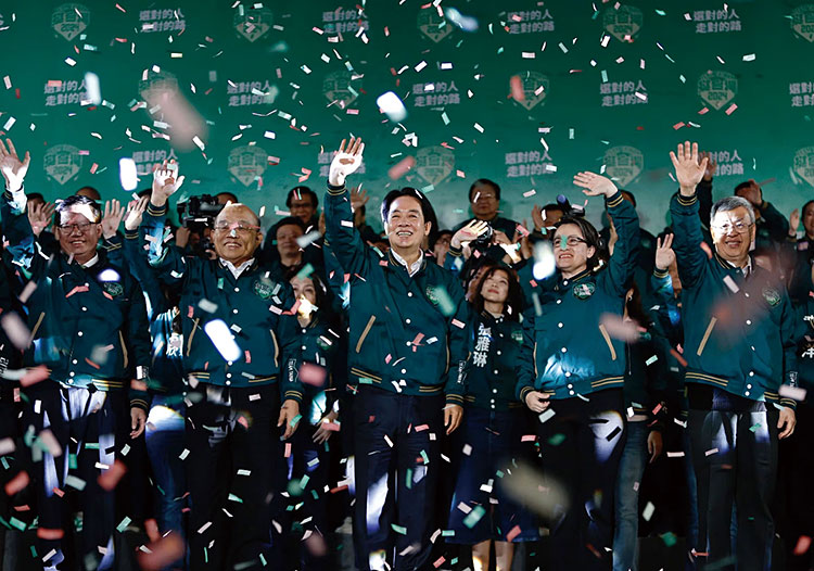 1월 13일 대만 총통 선거에서 승리한 민진당의 라이칭더(앞줄 가운데) 당선인이 타이베이 민진당 본부에서 지지자들에게 손을 흔들고 있다. 사진 연합뉴스