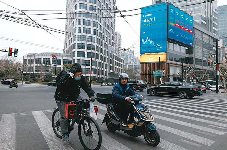 1월 29일 중국 상하이 시내에 설치돼 있는 증시 전광판. 사진 EPA연합