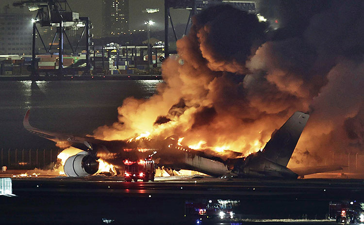 1월 2일 일본 도쿄 하네다공항 활주로에서 다른 항공기와 충돌해
화재에 휩싸인 일본항공(JAL) 여객기. 탑승자 389명 전원이 탈출했다. 사진 AP연합