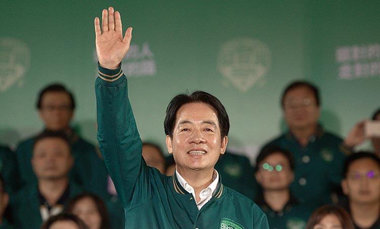 라이칭더 대만 총통 당선인이
1월 13일 타이베이 민진당 당사 앞 지지자들에게
손을 흔들고 있다. 사진 AP연합