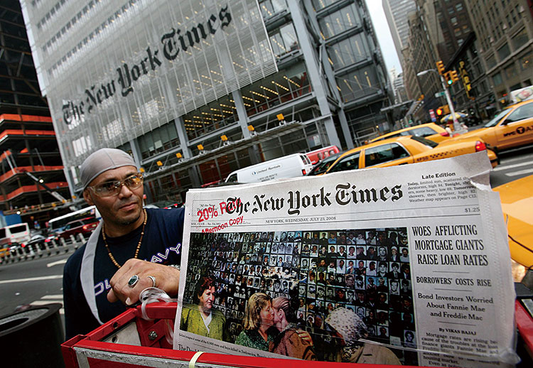 뉴욕의 한 시민이 뉴욕타임스 사옥 앞에서 뉴욕타임스 종이 신문을 살피고 있다. 사진 블룸버그