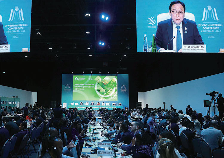 제13차 WTO 각료회의가 열리기 하루 전인 2월 25일 UAE 아부다비 국제전시센터에서 IFD 협정에 합의한 123개 WTO 회원국 통상 장관들이 참석한 가운데 WTO 각료회의에서 IFD 협정 타결을 위한 공동각료 선언이 있었다. 사진은 이날 행사에서 한국의 정인교 산업통상자원부 통상교섭본부장이 발언하고 있다. 사진연합뉴스
