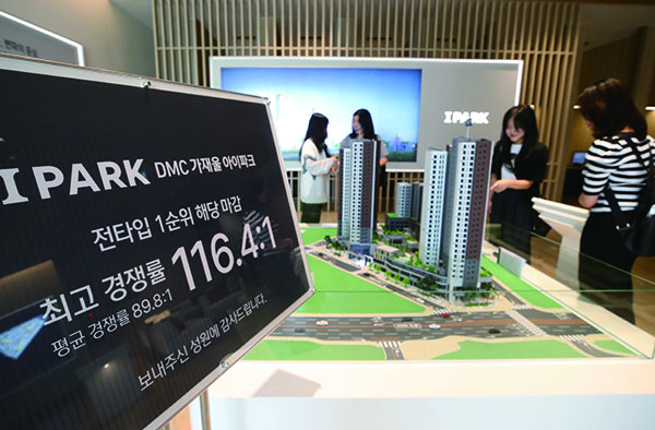 2023년 6월 서울 강남구에 있는 한 아파트 모델하우스에서 시민들이 견본 주택을 살펴보고 있다. 사진 뉴스1
