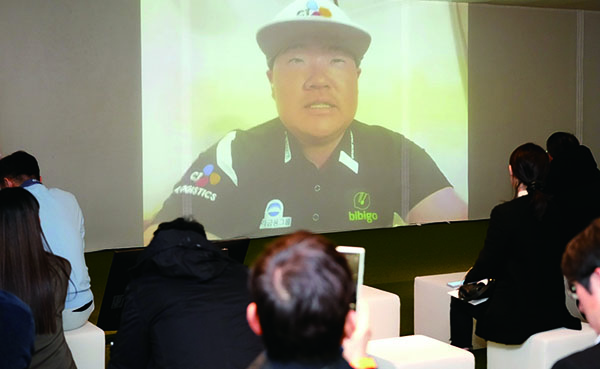 미국에서 화상 인터뷰를 하고 있는 임성재 프로. 사진 민학수 기자