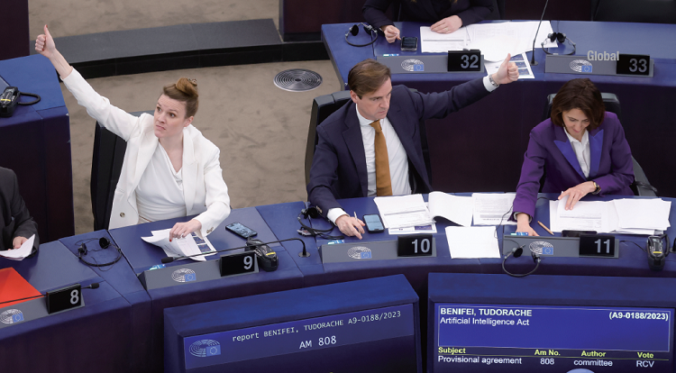 EU 의회 의원들이 3월 13일 프랑스 스트라스부르에서 열린  본회의에서 AI법에 대한 찬반 투표를 하고 있다. /AP연합