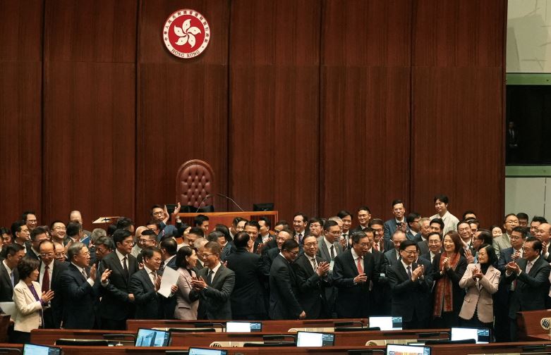 홍콩 입법회에서 의원들이  홍콩판 국가보안법 통과 직후 기념사진 촬영을 위해 모여 손뼉을 치고 있다. 사진 로이터연합